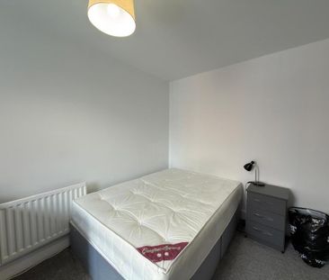 1 bedroom in a house share to rent - Photo 2