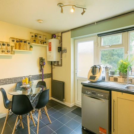 2 bedroom semi-detached house to rent - Photo 5