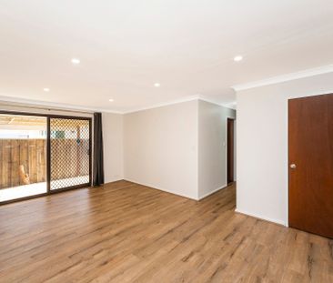 Modern Villa in Prime Location – Walk to the Foreshore! - Photo 2