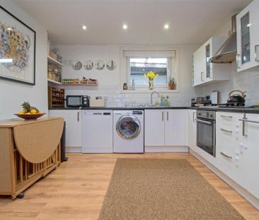 2 bedroom maisonette to rent - Photo 2