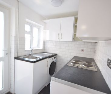 Newly Refurbished- 3 Bed House- Private Garden - Photo 3