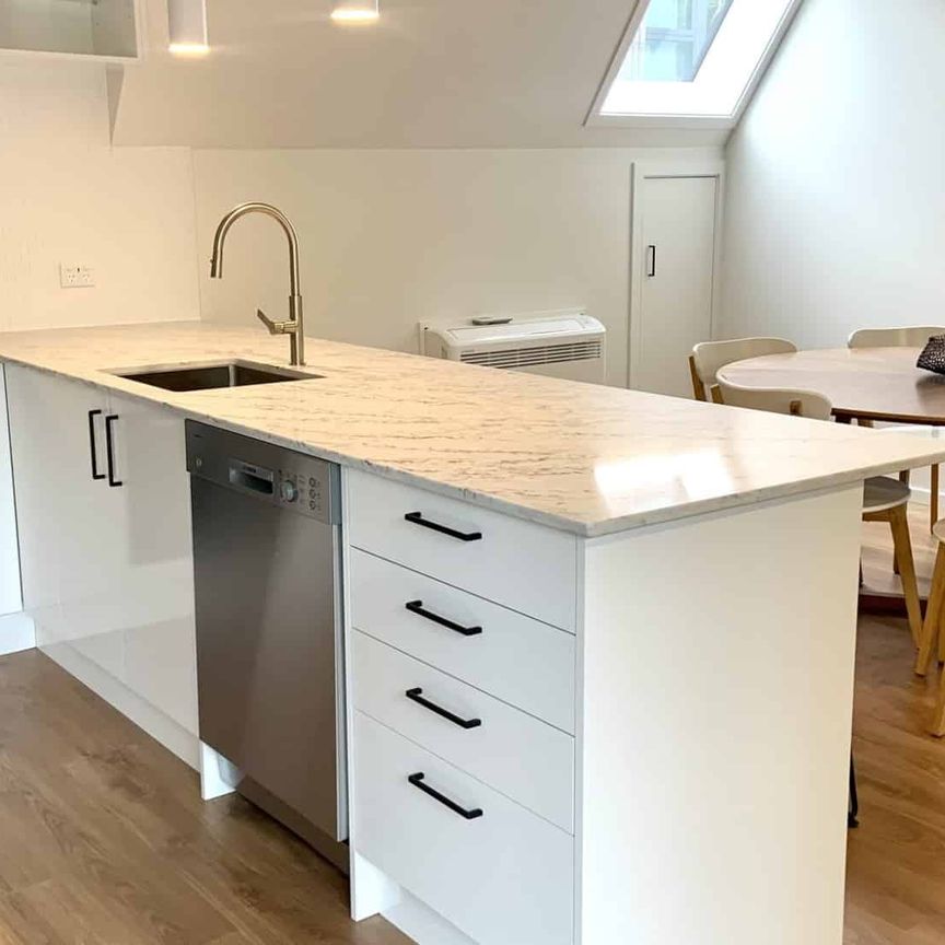 Stunning very spacious fully furnished city apartment with gorgeous river views! - Photo 1
