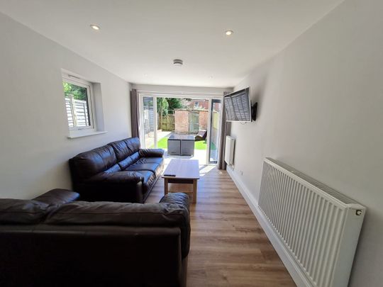 5 Bed Semi-Detached House, Milton Road, SO15 - Photo 1