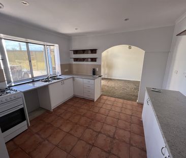 Fully Fenced Three Bedroom Home - Photo 3