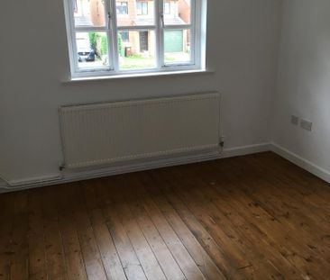 2 bedroom end of terrace house to rent - Photo 2