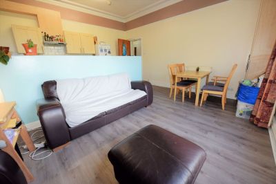 4 bedroom Flat in Wood Lane, Leeds - Photo 1