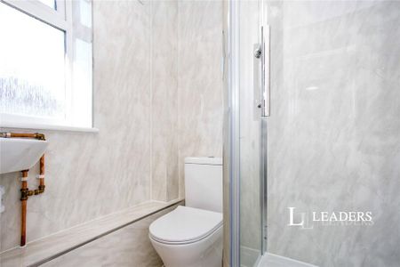 1 bedroom in a house share to rent - Photo 3