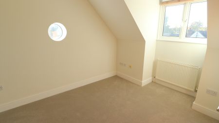 Three Bedroom Terraced House for Rent in Chelmsford - Photo 4