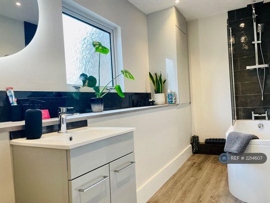 1 bedroom in a flat share to rent - Photo 1