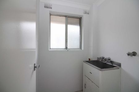 Air conditioning, no carpet, excellent location! - Photo 2