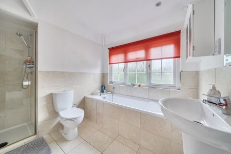 Walkers Ridge, Camberley, Surrey, GU15 - Photo 5