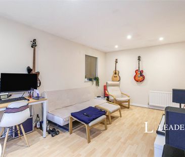 2 bedroom property to rent Parry Drive, Weybridge, KT13 - Photo 2