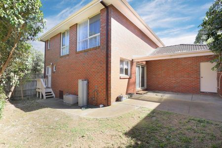 1/2 Laxdale Road, Camberwell VIC 3124 - Photo 2