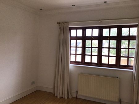 4 Bed Detached House, Guibal Road, SE12 - Photo 2