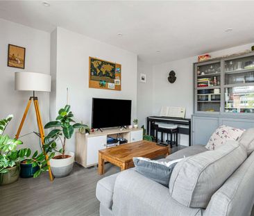 An immaculate two bedroom flat in the heart of Wimbledon Village. - Photo 2
