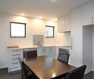 Three Bedroom Townhouse in Faringdon - Photo 5