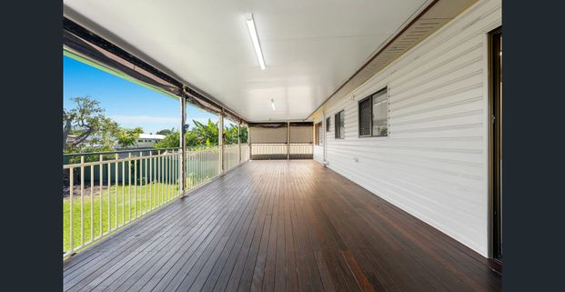 Huge Family Entertainer with Dual Living & Multiple Outdoor Spaces - Photo 1