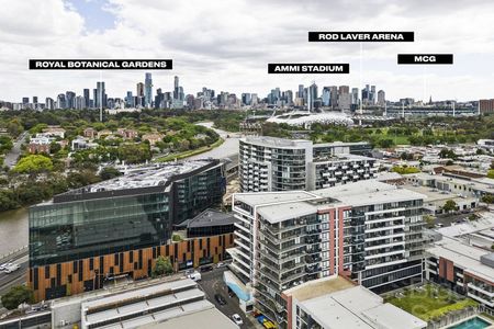 LUXURY EXECUTIVE ONE BEDROOM APARTMENT WITH STORAGE CAGE, BALCONY WITH VIEWS, CAR PARK & AIRCONDITIONING - Photo 5