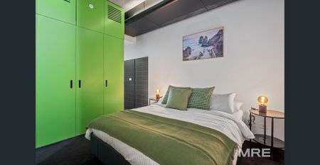 Designer warehouse-style living - Photo 4