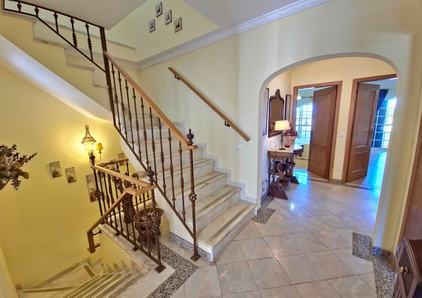 Moradia com piscina, jardim, totalmente equipada e mobilada