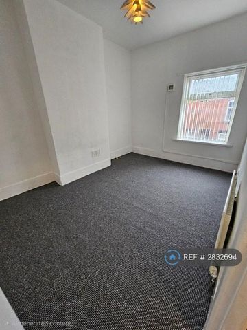 4 bedroom end of terrace house to rent - Photo 2