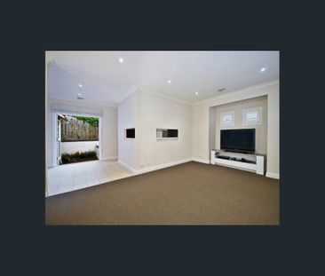 SPACIOUS TOWNHOUSE IN PRIME LOCATION - Photo 1
