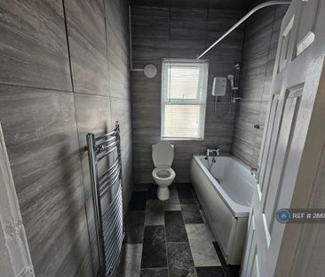 4 bedroom semi-detached house to rent - Photo 4