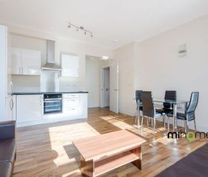 2 Bedrooms Flat to rent in Friern Park, London N12 | £ 321 - Photo 1
