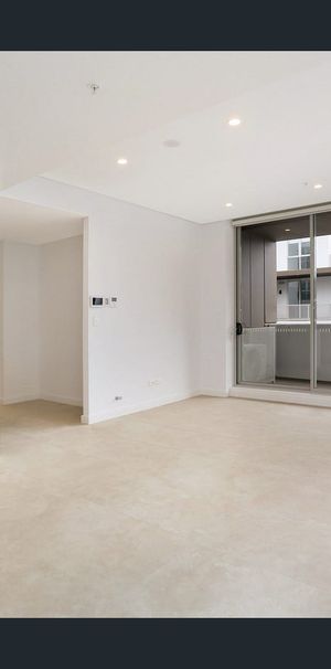 Beautiful 2 Bedroom Apartment - Great Location! - Photo 1