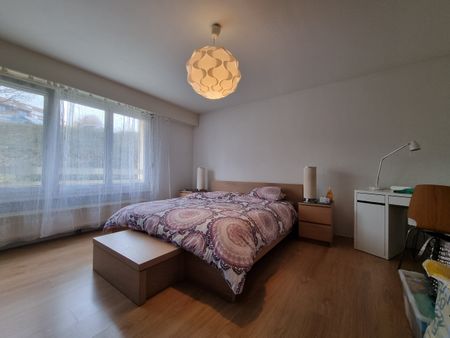 Bel appartement avec terrasse dans un cadre calme et verdoyant - Photo 2