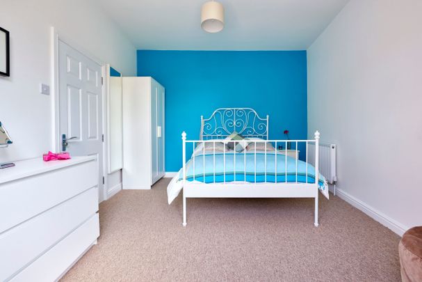 Large double bedroom- Overlooking Netham Park - Photo 1