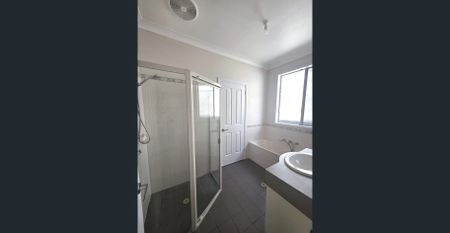 Don't miss this well presented 3 bedroom home located in a great area, close to everything you need! - Photo 4