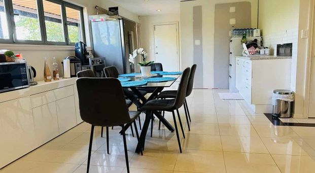 Large 1 bedroom flat with a large living room - Photo 1