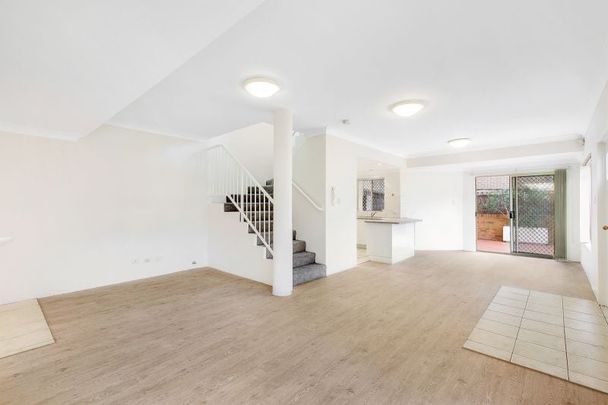 Spacious Three Bedroom Townhouse - Photo 1