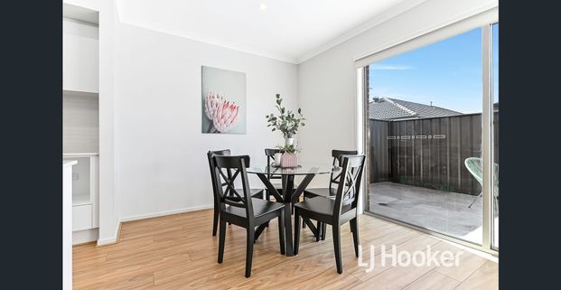 MODERN FAMILY HOME CLOSE TO ALL AMENITIES! - Photo 1