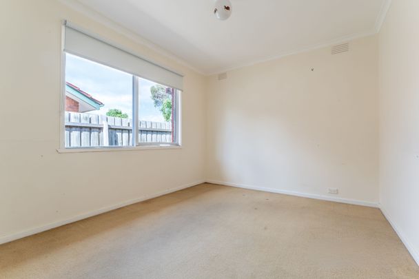 Delightful Family Home in Convenient Deer Park Location! - Photo 1