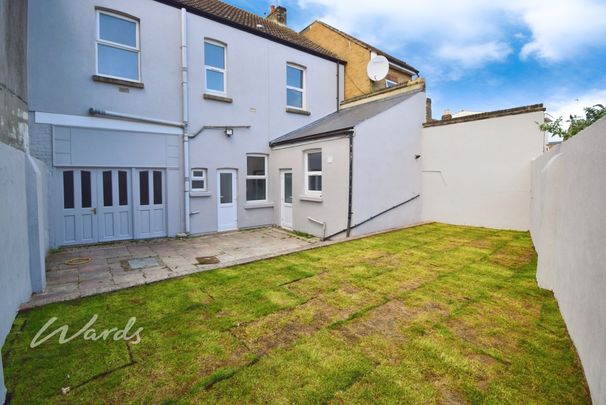 4 bedroom terraced house to rent - Photo 1
