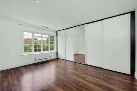 Nestled within a cul-de-sac just off Oatlands Chase, this impressive detached family home offers generous accommodation throughout. - Photo 5