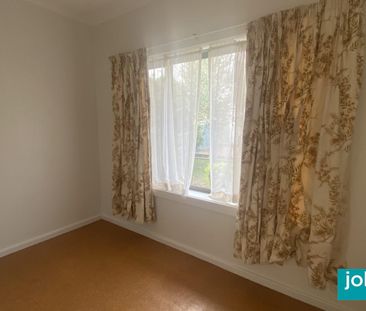 FULLY DUCTED REVERSE CYCLE AIR CONDITIONED THREE BEDROOM HOME.SOLAR... - Photo 4