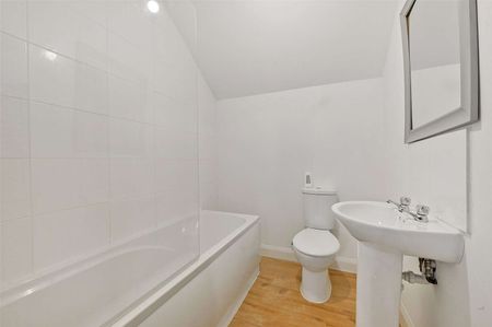 Compact furnished apartment with parking in a peaceful setting. - Photo 4