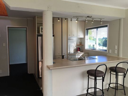 2BR house in Oratia - Photo 1