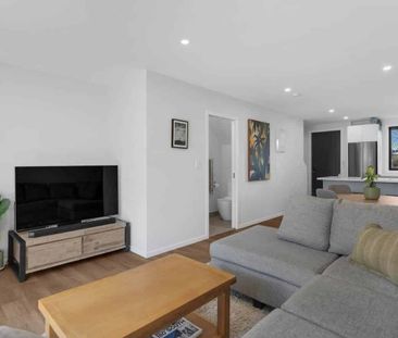 Modern 3-bedrooms, 2-bathrooms, with Private Outdoor Space! - Photo 3