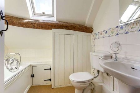 Grade II listed Cotswold stone cottage - Photo 5