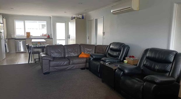 SINGLE ROOM WITH ENSUITE IN A SHARED HOUSE - Photo 1