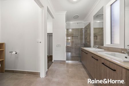 MODERN 4 BEDROOM HOME WITH ALL THE EXTRAS - Photo 5