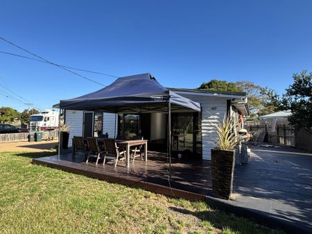 Dual Living!- 4 bedroom 2 bathroom and 2 kitchens! - Photo 4