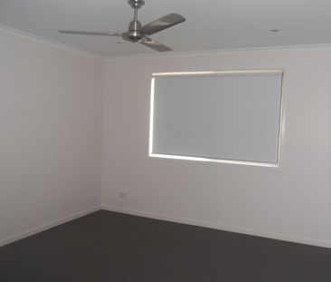 LARGE FAMILY HOME! - Photo 2