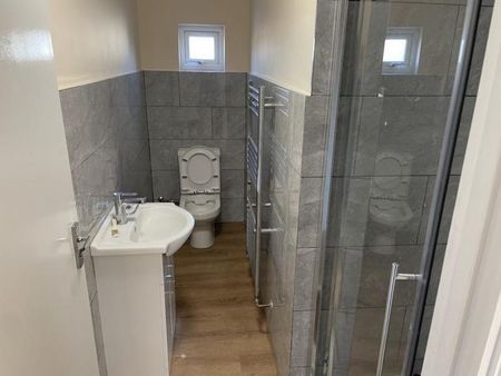 3 bedroom flat to rent - Photo 5