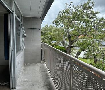 Sunny upstairs unit with lovely view - Photo 2
