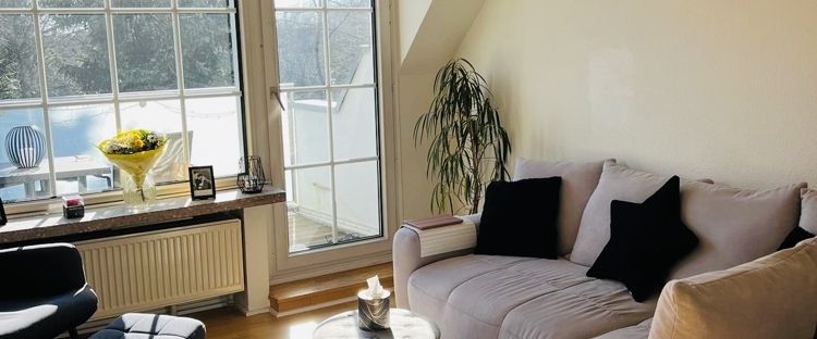 Modernisierte 2-Zimmer-Dachgeschoss-Wohnung mit offenen Dachboden und Balkon in zentraler Lage von Mönchengladbach... - Foto 1